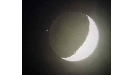 Spettacolo in cielo: la Luna occulta Saturno, fotografato a Livorno da Luciano Milianti