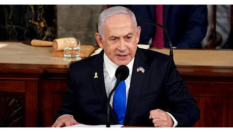 Libano, Netanyahu annuncia la tregua: “Serve concentrarsi sull’Iran. Se Hezbollah si riarma colpiremo”. Ma i raid su Beirut continuano