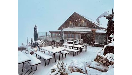 Maltempo, neve di settembre sulle Dolomiti: il paesaggio è da favola – Video