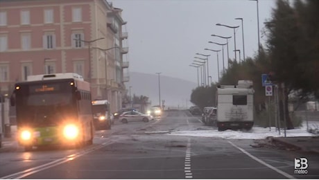 Cronaca meteo diretta - Allerta per vento sulla costa toscana: la mareggiata a Livorno - Video