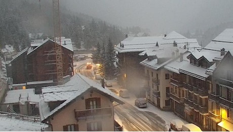 Prima neve in montagna e freddo: in Val di Susa è cominciata la stagione invernale, attesi fino a 20 centimetri