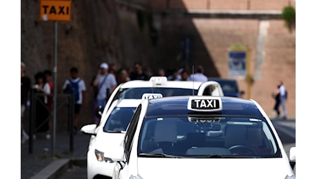 Taxi a Roma, la denuncia del corrispondente Reuters e la telefonata di Gualtieri