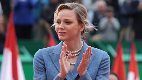 Charlene di Monaco, tennis e charme col tailleur pantalone e tre fili di perle