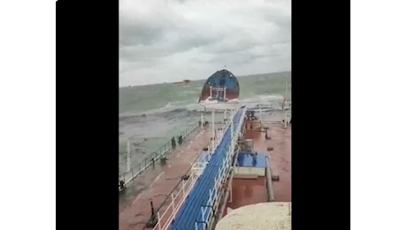 Due petroliere russe naufragate nel Mar Nero, una si spezza: una vittima e fuoriuscita di petrolio/Il video