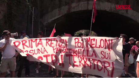 VIDEO Meloni a Bagnoli, tensioni a corteo disoccupati e centri sociali