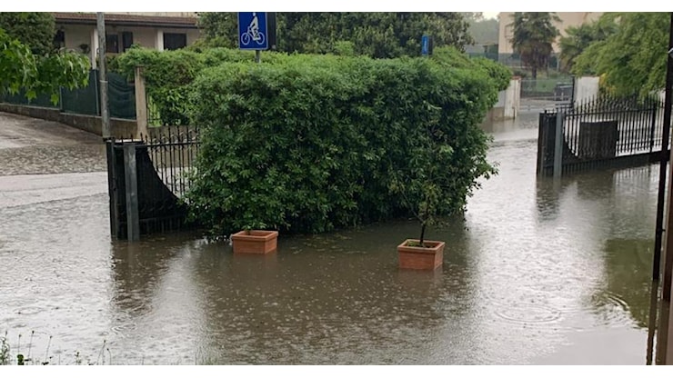 Bomba d'acqua, salvati 15 automobilisti intrappolati - Polesine24 Bomba d'acqua, salvati 15 automobilisti intrappolati - Polesine24