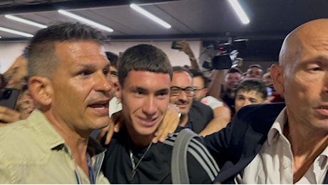 Roma è già ai piedi di Soulé: l'argentino sbarca a Fiumicino e i tifosi impazziscono
