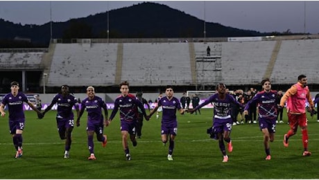 Il bicchiere della Fiorentina è pieno per tre quarti: 3-2 al Pafos e playoff di Conference