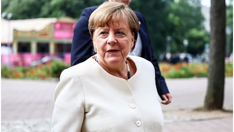 Angela Merkel e la rivelazione su Silvio Berlusconi e Putin, l'ex cancelliera si difende dalle accuse