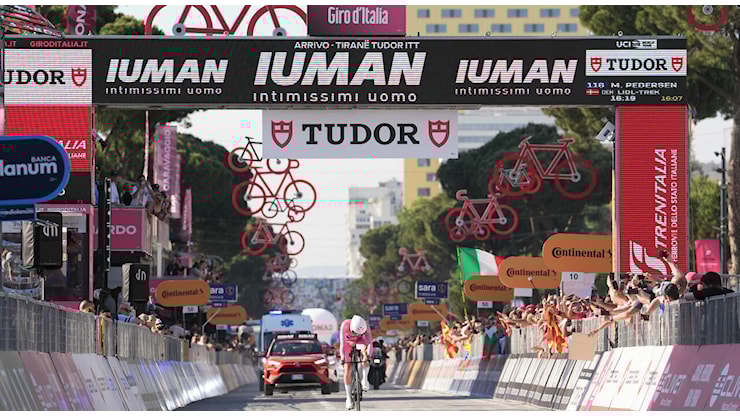 Giro d’Italia seconda tappa: Tarling batte Roglic per un secondo, ma lo sloveno è maglia rosa - Il Messaggero Giro d’Italia seconda tappa: Tarling batte Roglic per un secondo, ma lo sloveno è maglia rosa - Il Messaggero