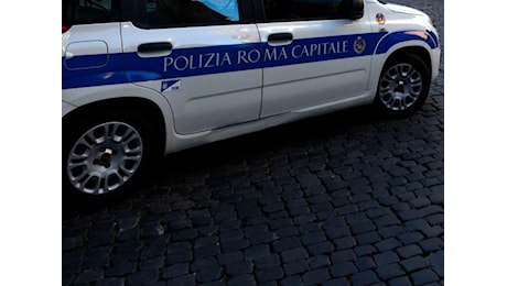 Incidente oggi a Roma, perde controllo scooter e finisce a terra: morto 29enne