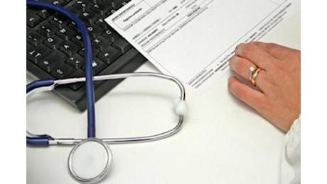 Tumori, l'indagine: oncologi costretti a fare i burocrati per il 40% del tempo