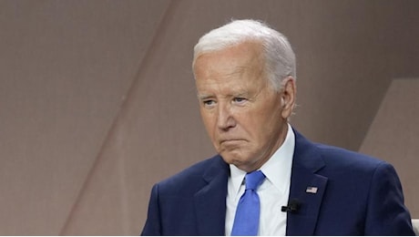 Biden, la fuga di finanziatori, parlamentari e sostenitori: tutti gli uomini che hanno lasciato il presidente