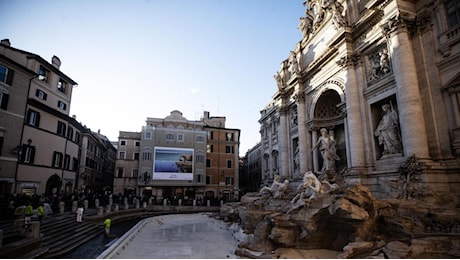 Roma, torna l'acqua a Fontana di Trevi: finiti i lavori di manutenzione per il Giubileo. Addio passerella e piscinetta