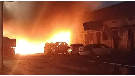 Attentato a Mogadiscio, uomo si fa esplodere in un caffé durante la finale Spagna-Inghilterra: almeno 10 morti