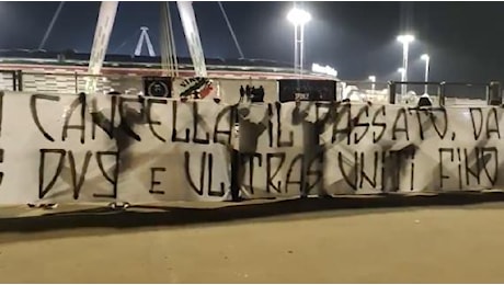 Juve, striscione per Vlahovic: DV9 e ultras uniti fino alla fine. Gesto isolato non cancella il passato