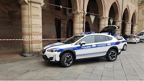 Donna disabile trovata morta sotto un portico vicino alla sede del Comune