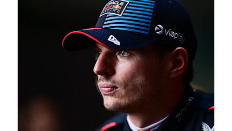 F1 - Red Bull c’è: Verstappen sorride osservando il cielo