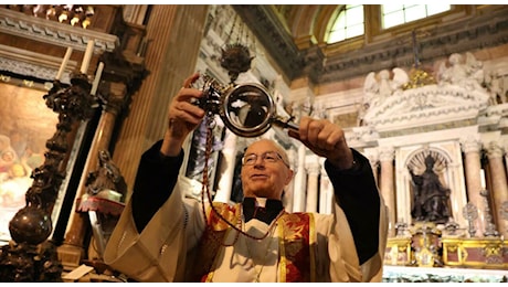 Miracolo di San Gennaro 16 dicembre 2024, anziana sviene per l'emozione al momento dell'annuncio