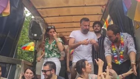 Schlein e Zan ballano Maracaibo di Lu Colombo sul carro del Pride di Milano