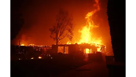 Incendi catastrofici a Los Angeles: oltre 100 mila persone in fuga. I soccorsi: “Non riusciamo a contenerli”.