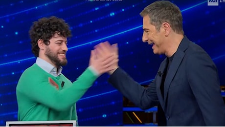 L'Eredità, Gabriele fa un disastro alla Ghigliottina e manca il record. Sui social è delirio: Non si può sentire