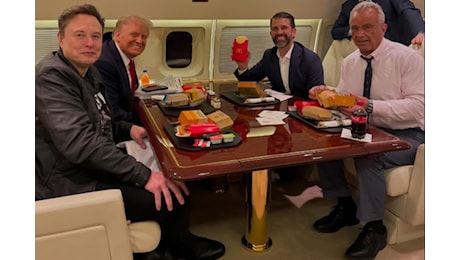 Robert F. Kennedy Jr. pizzicato a mangiare un Big Mac sull'aereo di Donald Trump