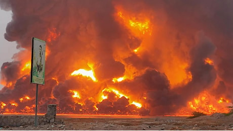 Raid israeliano sullo Yemen, in fiamme la città di Hodeidah: “Risposta ai terroristi Houthi”