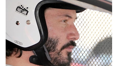 Keanu Reeves debutta come pilota a Indianapolis ma finisce fuori pista