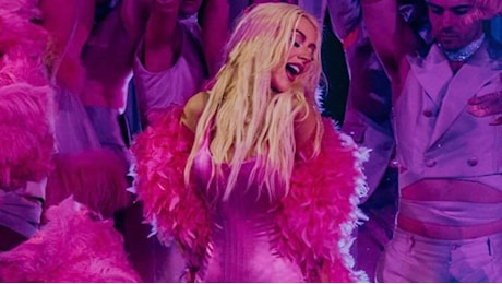 Christina Aguilera è una Barbie total pink: con cuissardes e gonna-gabbia all'evento Dolce&Gabbana