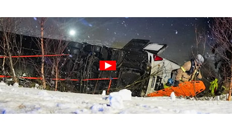 Tragedia di Natale in Norvegia, bus con 58 persone finisce in mare: 3 morti, 4 feriti