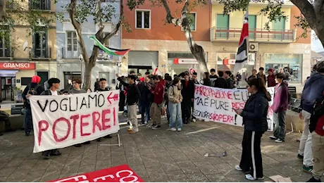 «No alla scuola dei padroni»: Cagliari, studenti in sciopero contro il Governo e le guerre