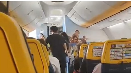 Volo Ryanair Malta-Treviso con troppi passeggeri: «Soldi a chi scende». Si fanno avanti due volontari, l'aereo parte con due ore di ritardo