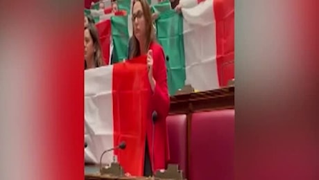 Autonomia, bagarre in Aula: le opposizioni sventolano il Tricolore