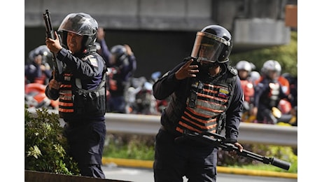 Venezuela, arrestato e poi rilasciato un italiano: era accusato di essere un mercenario Venezuela, arrestato e poi rilasciato un italiano: era accusato di essere un mercenario