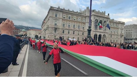 Il maxi tricolore fa il suo ingresso in piazza Unità d'Italia