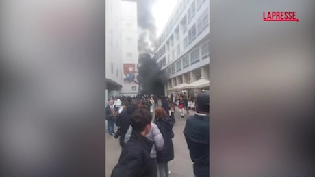 VIDEO Incendio a Milano in Corso Vittorio Emanuele: fumo nero vicino al Duomo