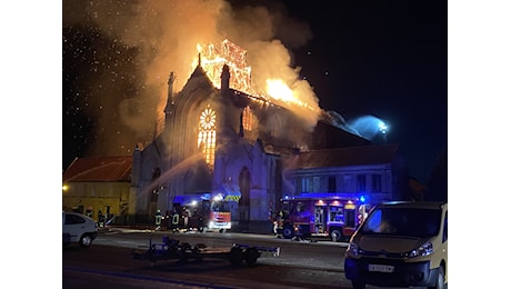 Francia, incendio distrugge la storica chiesa di Saint-Omer