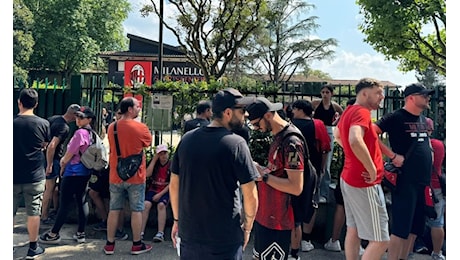 Milan, ospite un gruppo di tifosi durante l’allenamento: il supporto è di fondazione Milan. Il comunicato – FOTO