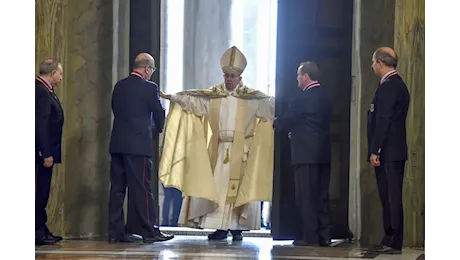 Giubileo, in due settimane già mezzo milione di pellegrini a San Pietro. Mons. Fisichella: gestione flussi da rivedere