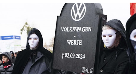 Lavoratori Volkswagen pronti allo sciopero contro le chiusure. E in Inghilterra i sindacati annunciano battaglia con Stellantis