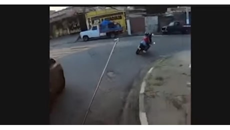 Brasile, il VIDEO virale della polizia, l'inseguimento in moto di due ragazzi tra pedoni sfiorati e manovre azzardate