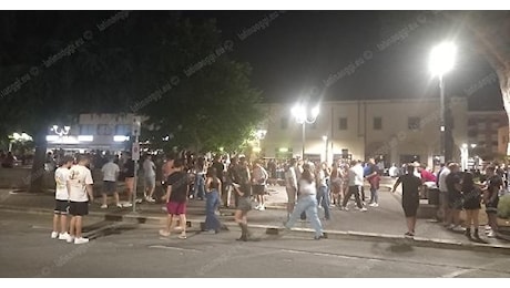 Centinaia di studenti in piazza Roma per il brindisi nella notte prima degli esami