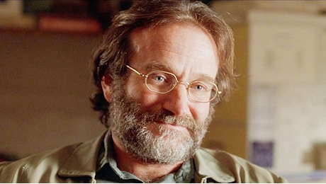 Robin Williams, 10 anni dalla morte e 2 ricordi, uno commosso e l'altro buffo, da Sally Field e Billy Crystal