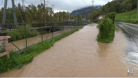 Cronaca meteo diretta - Maltempo Bergamo, il Serio allaga parte di strada a Nembro - Video