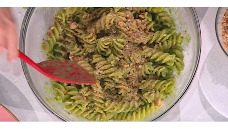 É sempre mezzogiorno, ricetta di oggi 7 ottobre 2024: pasta al pesto speciale di Antonella Clerici