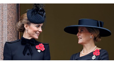 Ecco cos'ha sussurrato Kate Middleton a Sophie di Wessex sul balcone di Buckingham Palace