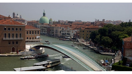 Venezia, via il vetro dal ponte di Calatrava e oltre un milione per sostituire i gradini