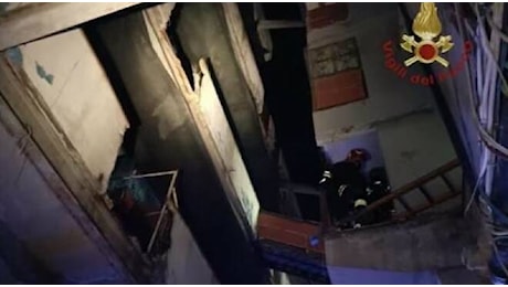 Tragedia a Scampia; crolla il ballatoio alla Vela Celeste, 2 morti e 13 feriti