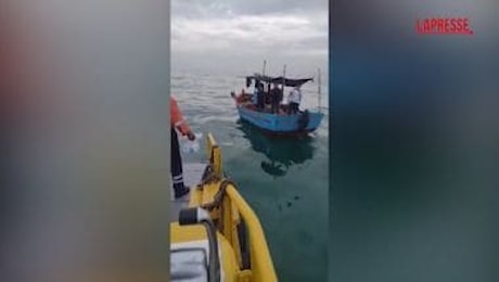 Perù, onde giganti travolgono i pescatori: il salvataggio